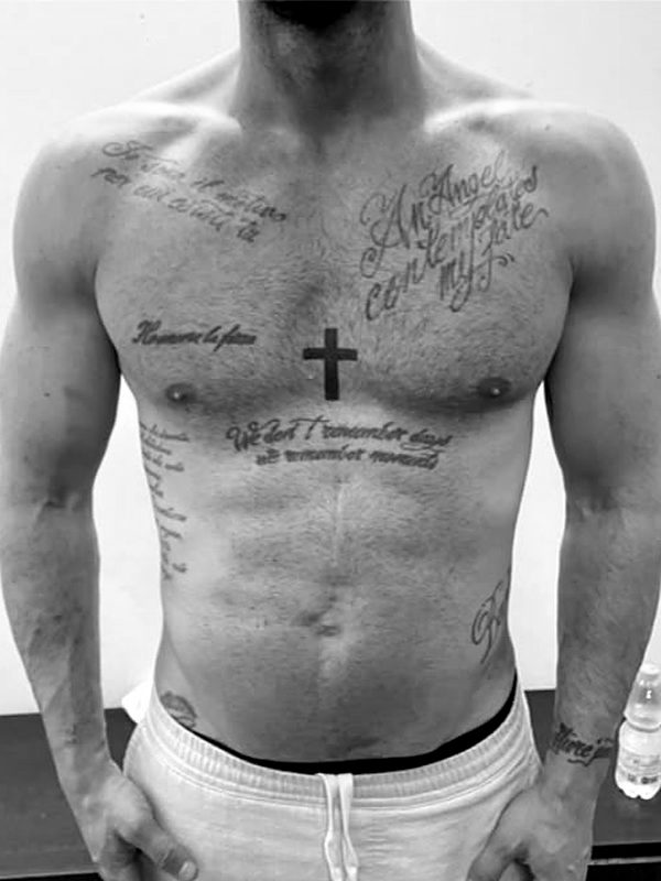 Dopo: lo stesso cliente di fronte, busto e addome tatuati