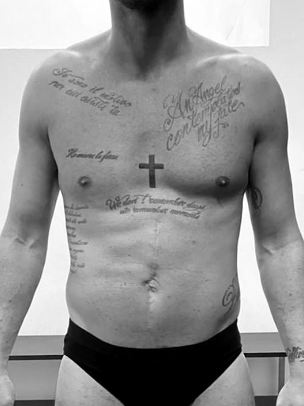 Prima: cliente di fronte, busto e addome tatuati